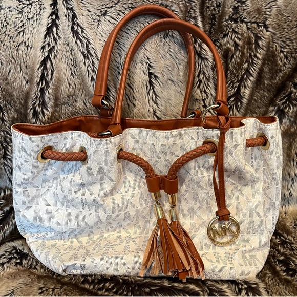Michael Kors Handbags - Michael Kors Camden Bag